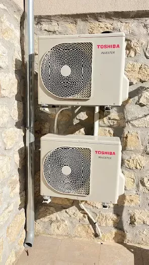 Pose de groupe de climatisation extérieurs de la marque Toshiba
